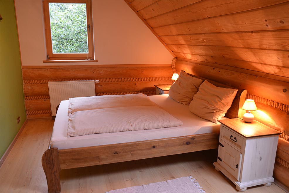 Schlafzimmer mit Doppelbett